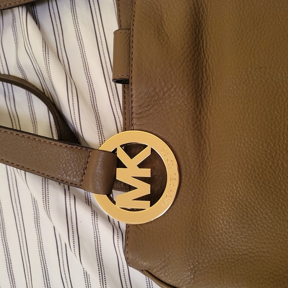 LIKE NEW Michael Kors olive green shoulder bag - Picture 2 of 5